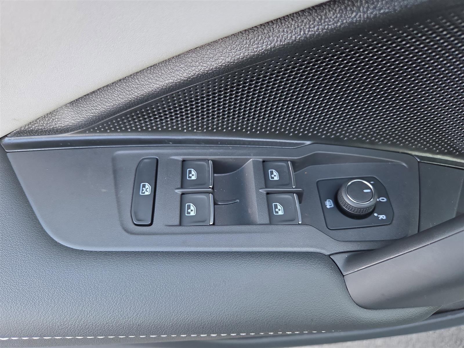 New 2025 Volkswagen Tiguan SE image 14