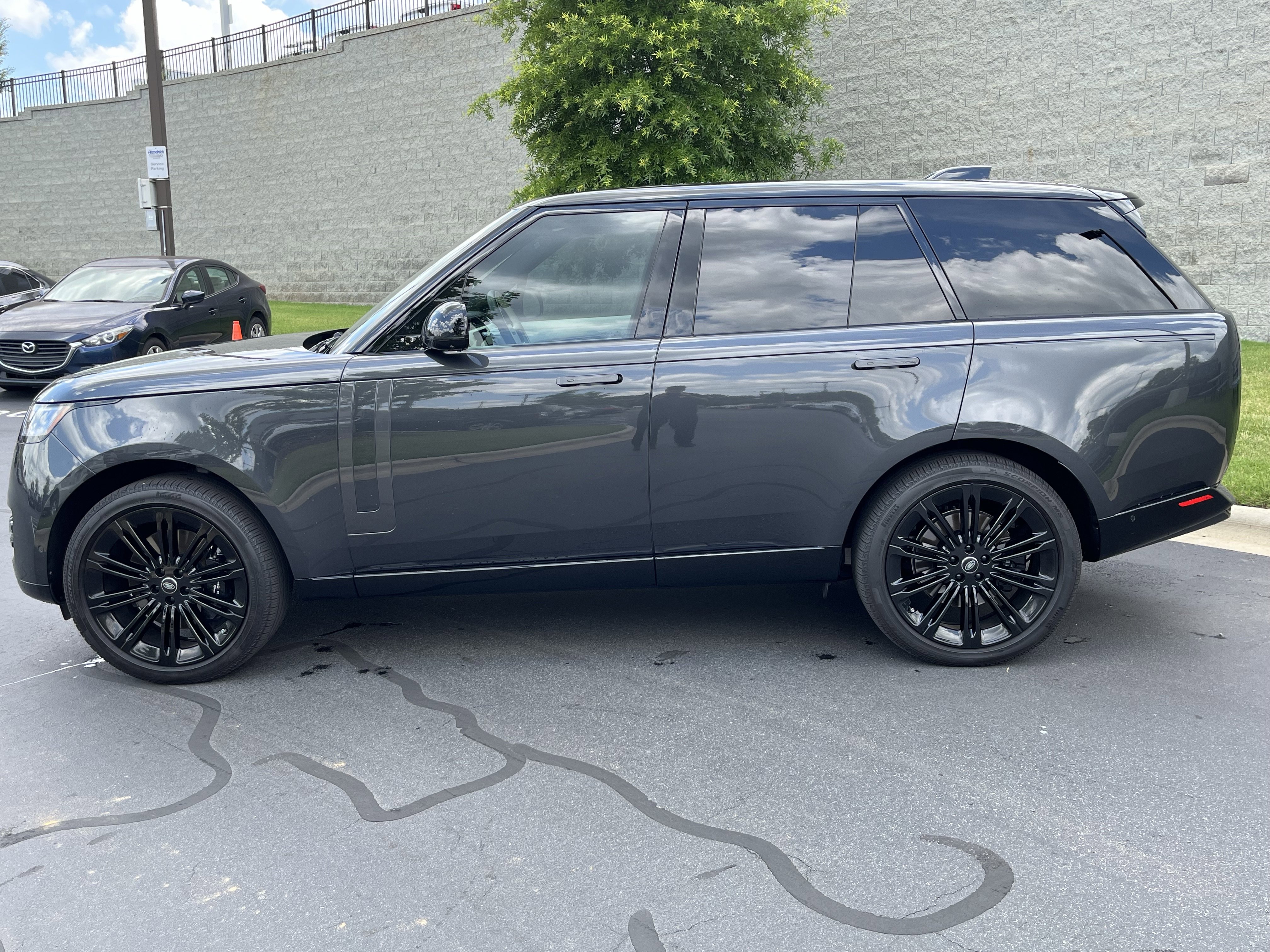 Used 2025 Land Rover Range Rover SE AWD/4WD image 4