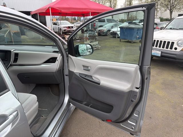 Used 2018 Toyota Sienna LE FWD image 13