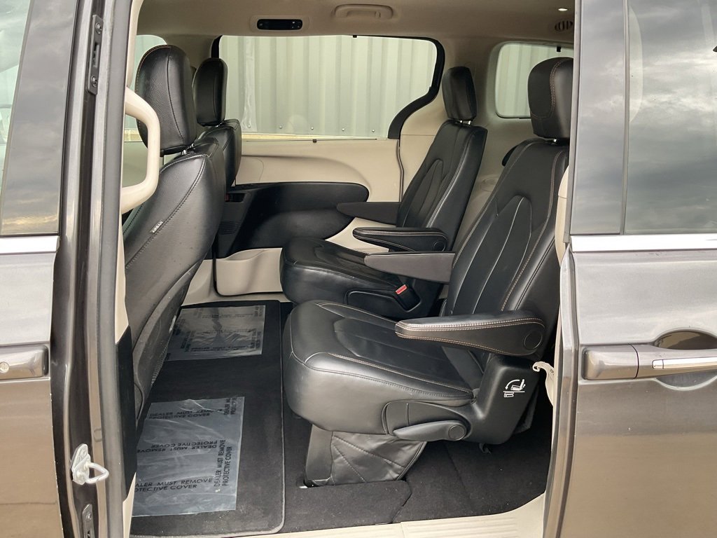 Used 2017 Chrysler Pacifica Touring-L image 14