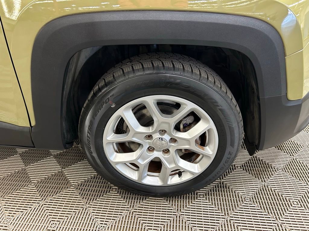 Used 2015 Jeep Renegade Latitude image 2
