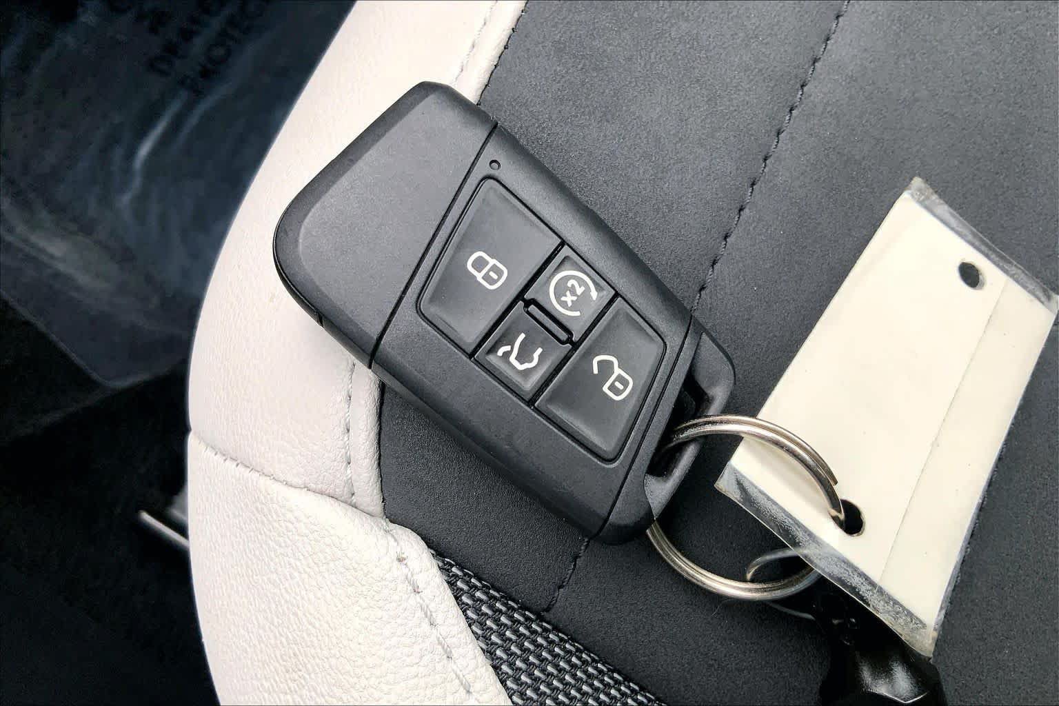 Used 2025 Volkswagen Taos SE AWD/4WD image 15