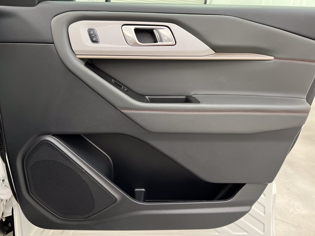 Used 2025 Ford Explorer Active RWD image 37