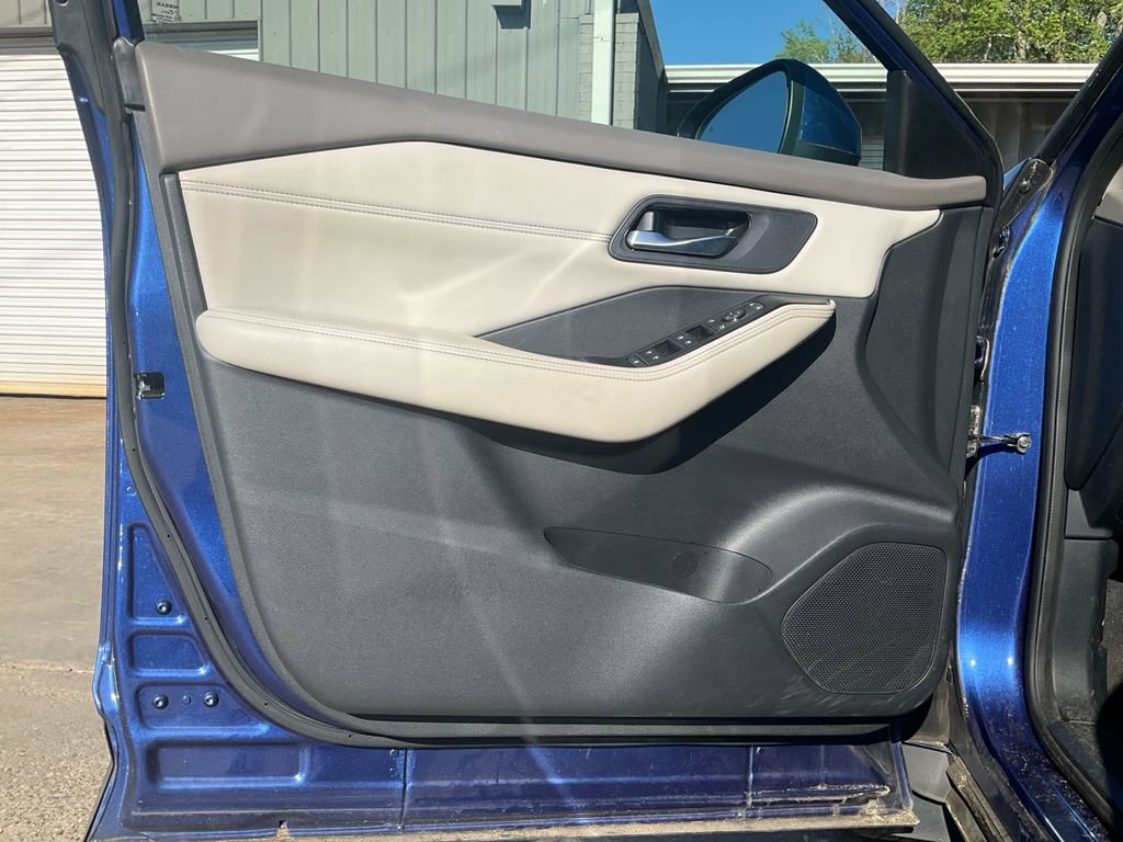 Used 2022 Nissan Rogue SV w/ SV Premium Package image 17