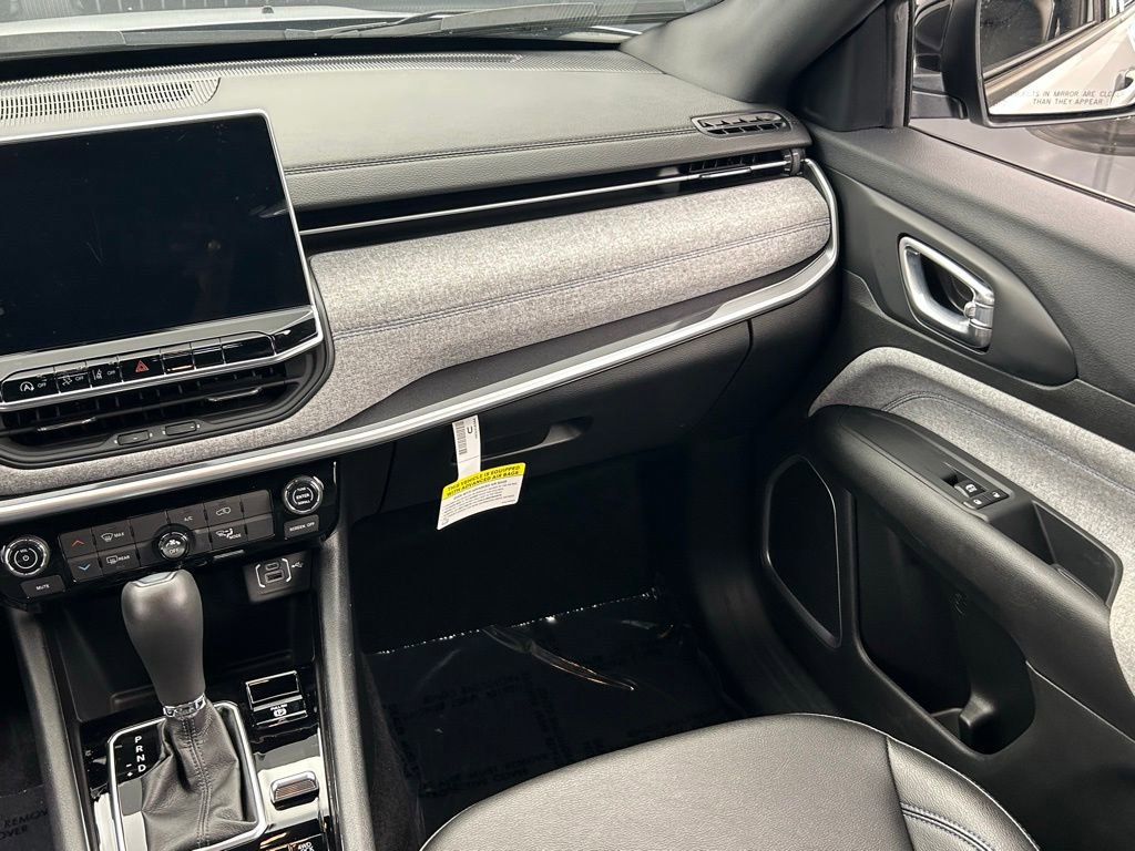 Used 2024 Jeep Compass Latitude AWD/4WD image 8