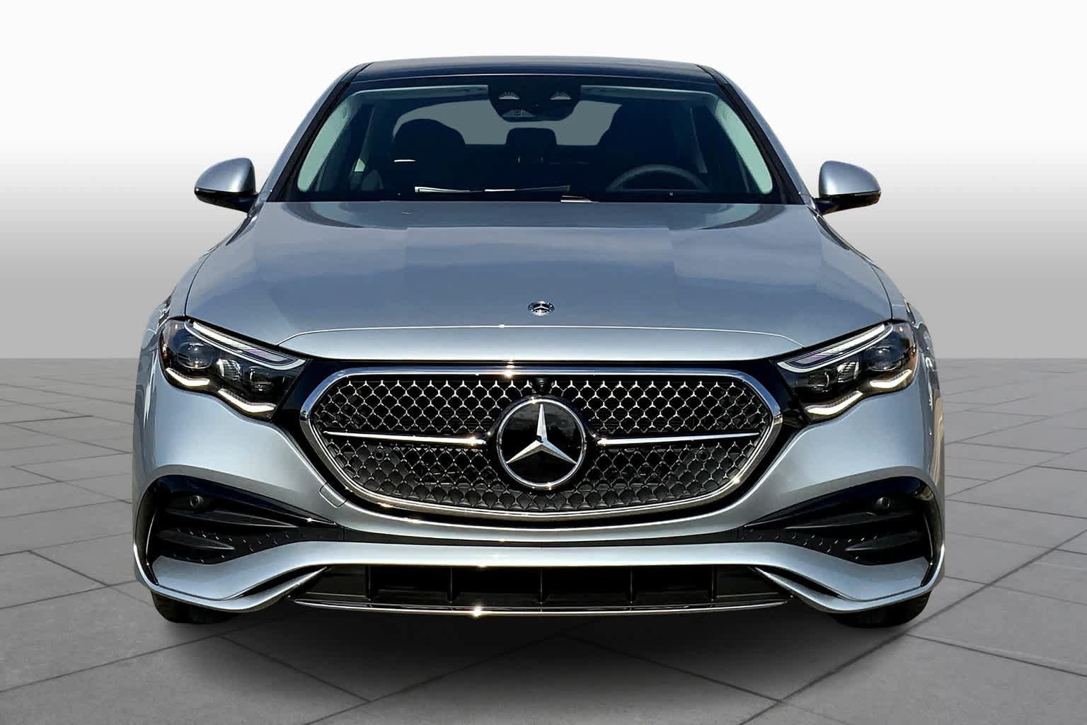 Used 2025 Mercedes-Benz E 350 4MATIC Sedan image 3