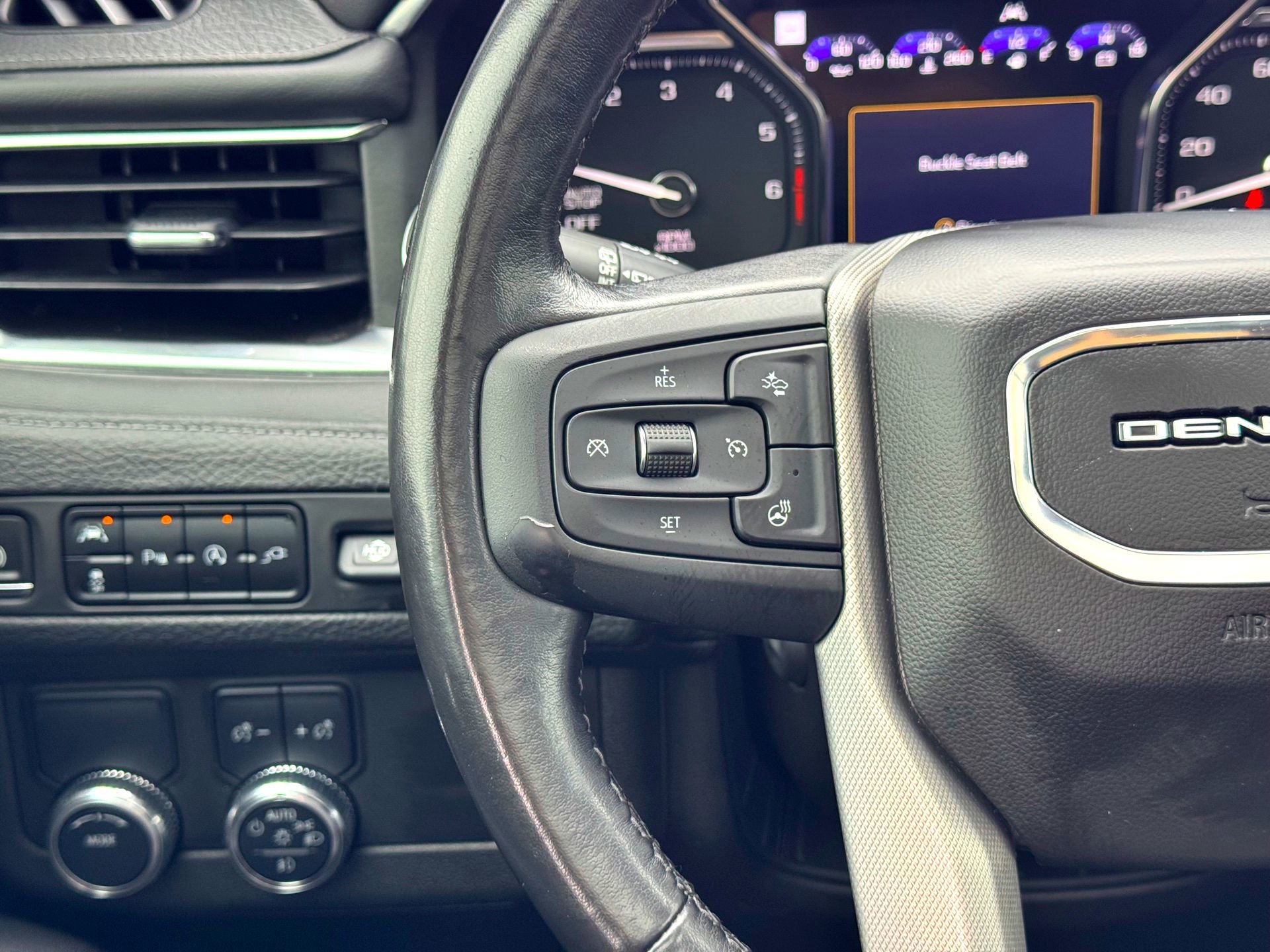 Used 2021 GMC Yukon Denali w/ Denali Premium Package RWD image 25