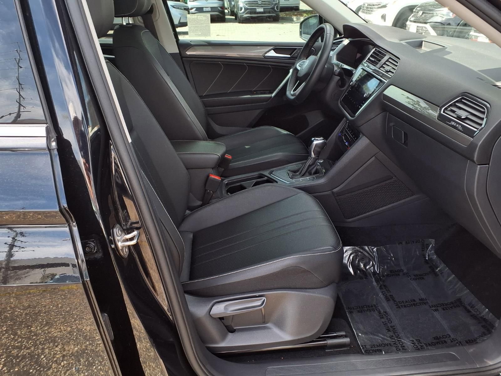 Used 2023 Volkswagen Tiguan SE w/ Panoramic Sunroof Package FWD image 24