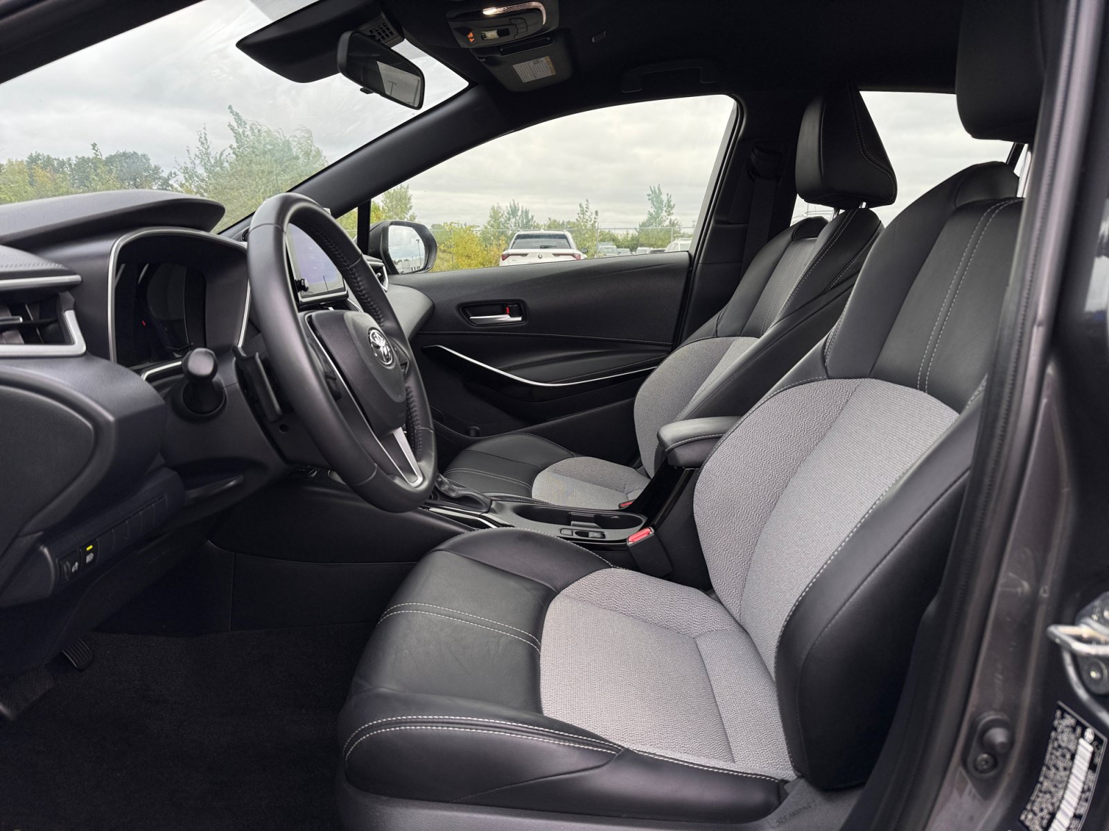 Used 2025 Toyota Corolla XSE FWD image 5