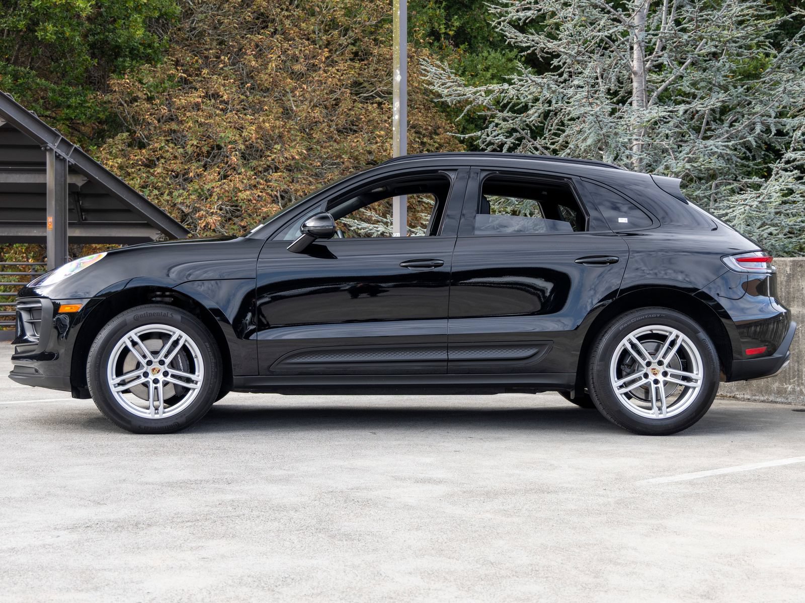 Certified 2023 Porsche Macan AWD/4WD image 2