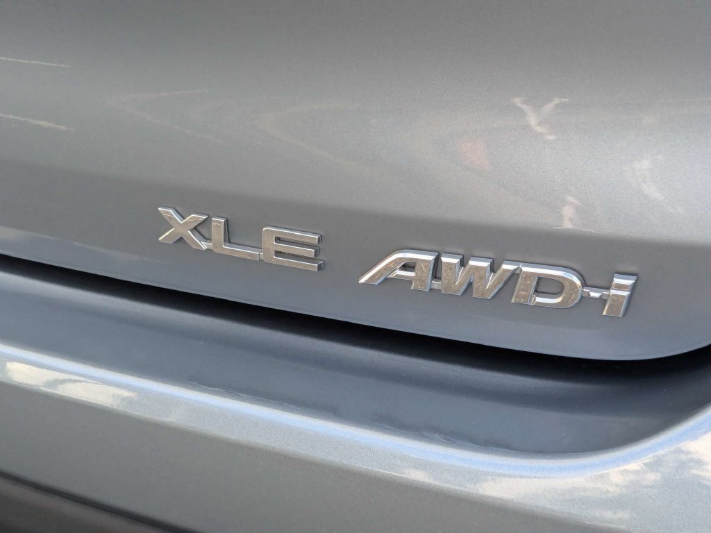 Used 2021 Toyota Highlander XLE AWD/4WD image 16