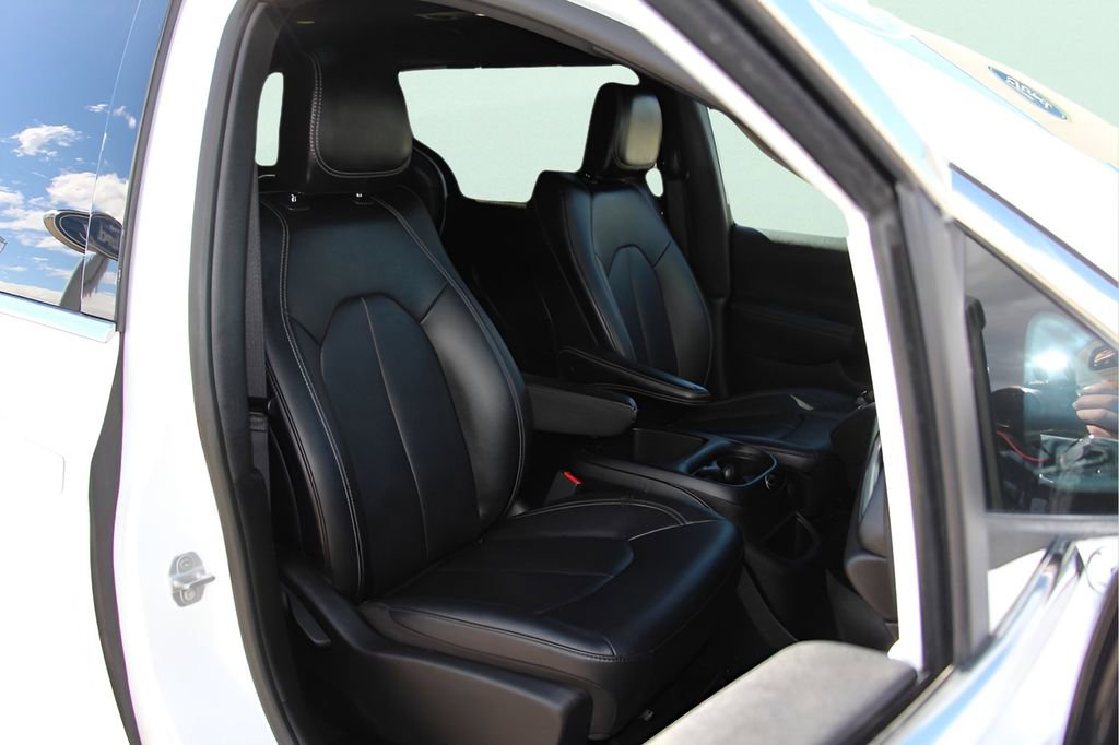 Used 2025 Chrysler Pacifica Select image 30