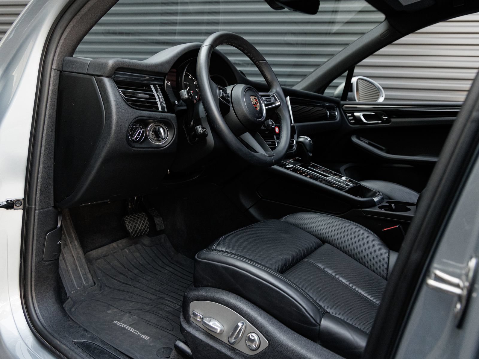 Used 2025 Porsche Macan AWD/4WD image 4