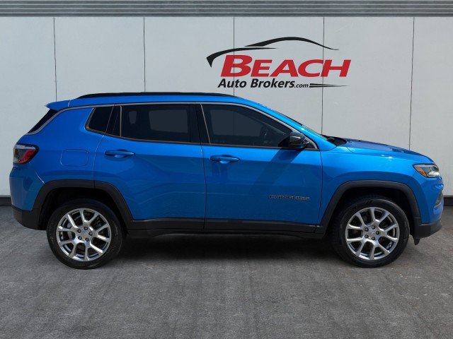 Used 2022 Jeep Compass Latitude w/ Sun and Sound Group AWD/4WD image 9