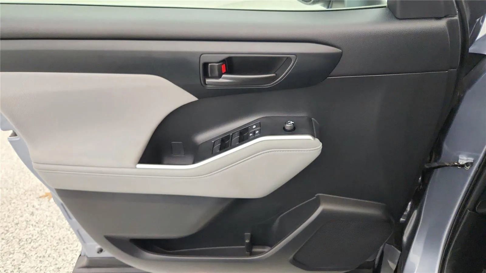 Used 2023 Toyota Highlander LE image 32