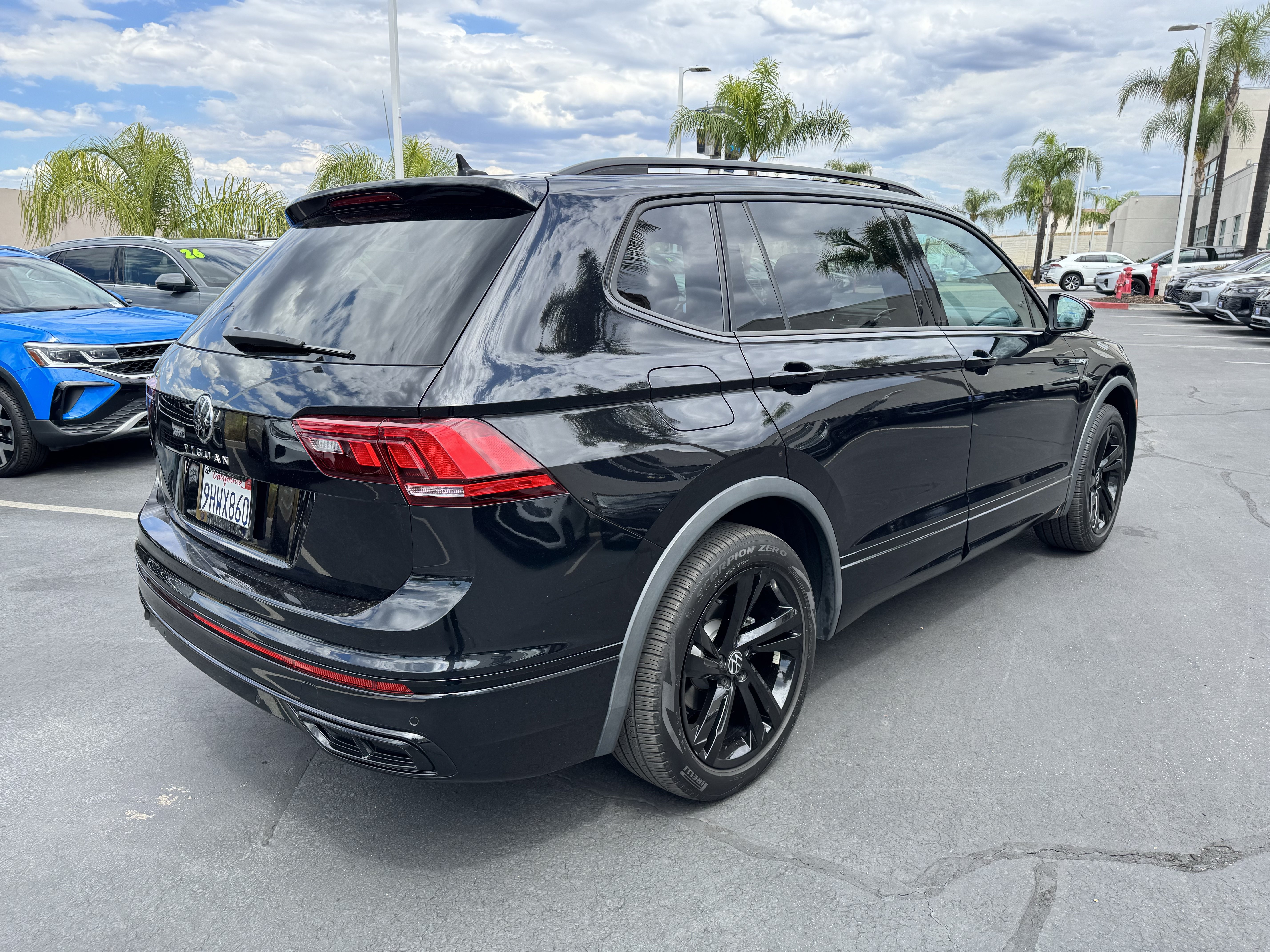 Used 2023 Volkswagen Tiguan SE R-Line FWD image 9