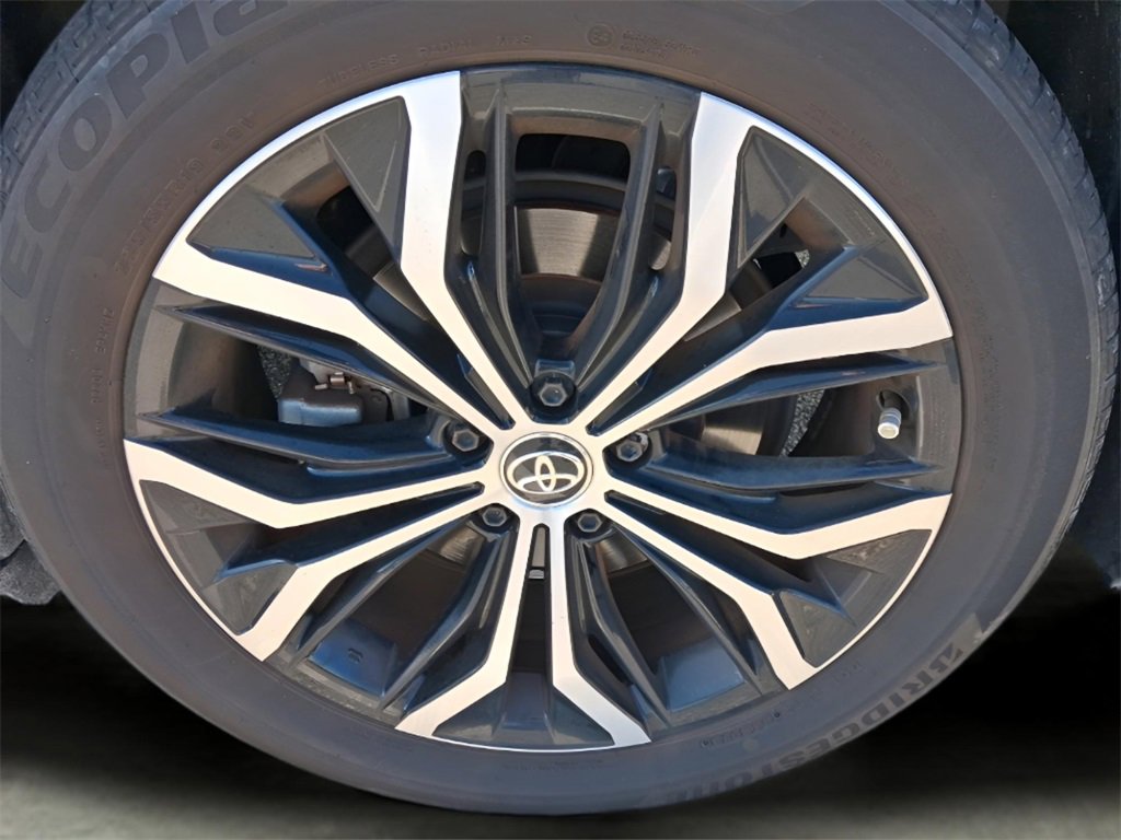 Used 2023 Toyota Crown XLE image 12