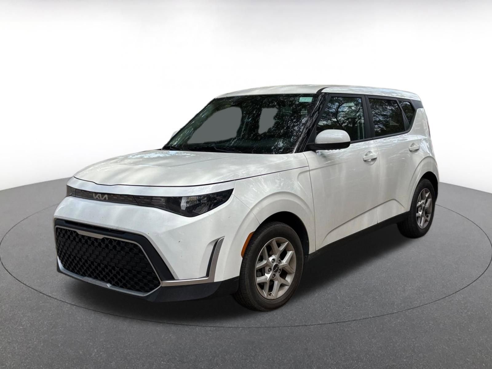 Used 2025 Kia Soul LX w/ LX Technology Package FWD image 3