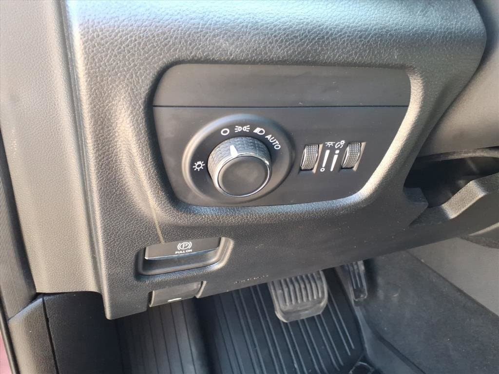Used 2025 Jeep Grand Cherokee Laredo w/ Luxury Tech Group I AWD/4WD image 18