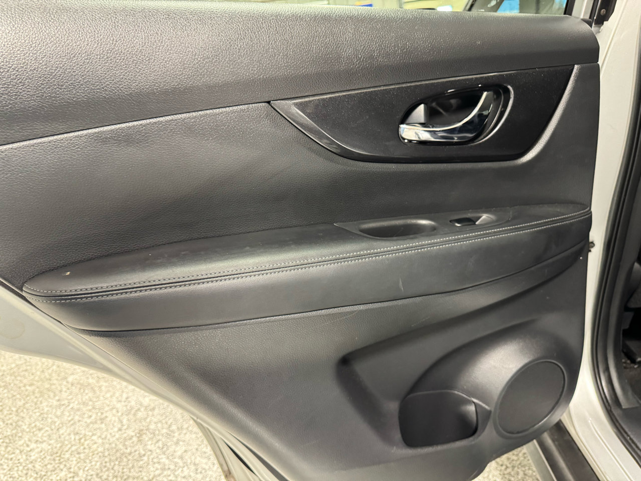 Used 2017 Nissan Rogue SV image 13