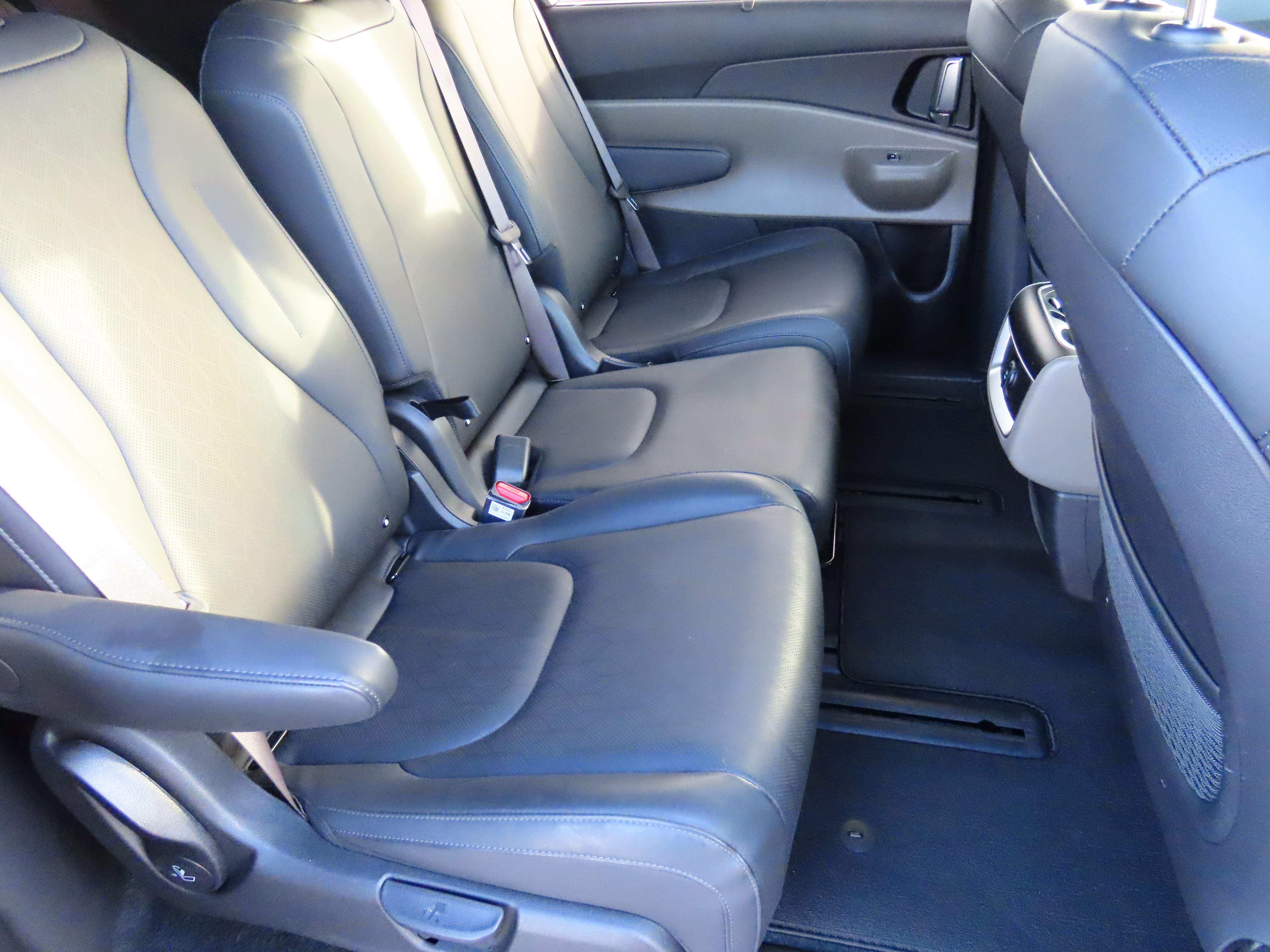 Used 2025 Kia Carnival EX image 12