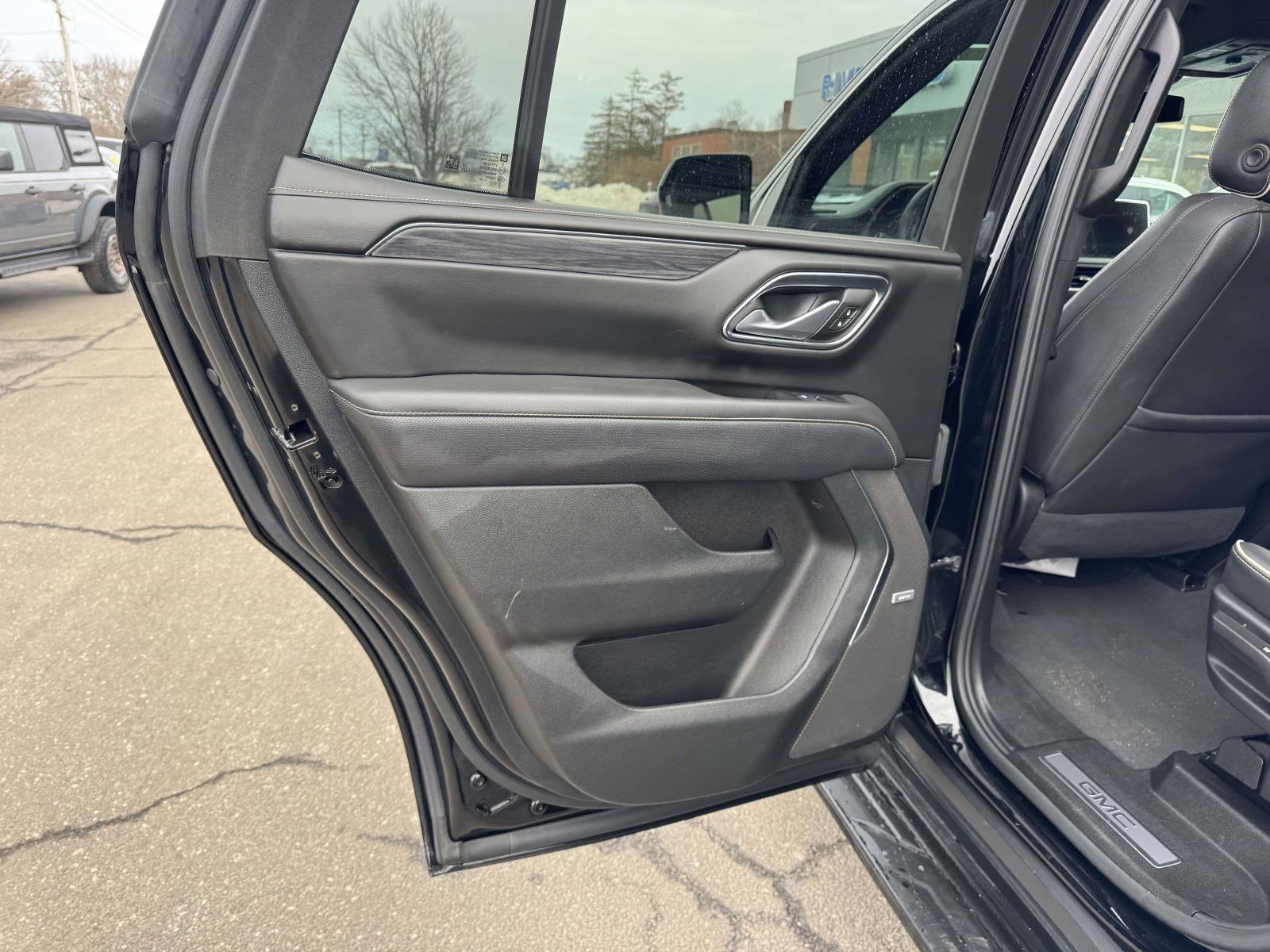 Used 2024 GMC Yukon SLT image 17