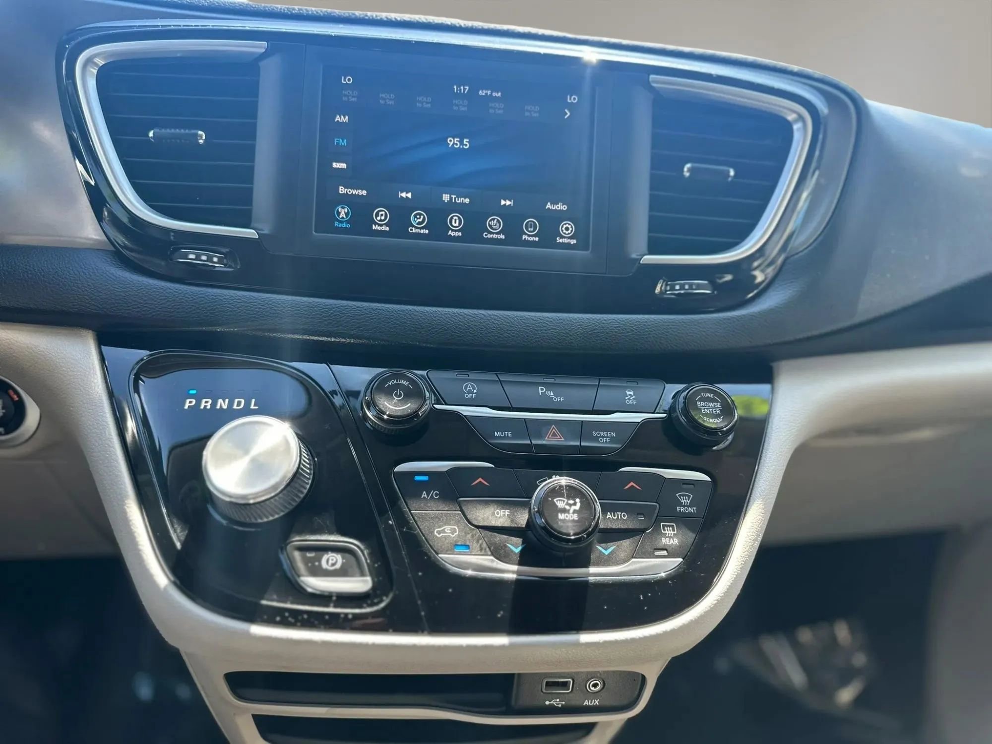 Used 2020 Chrysler Pacifica Touring-L FWD image 17