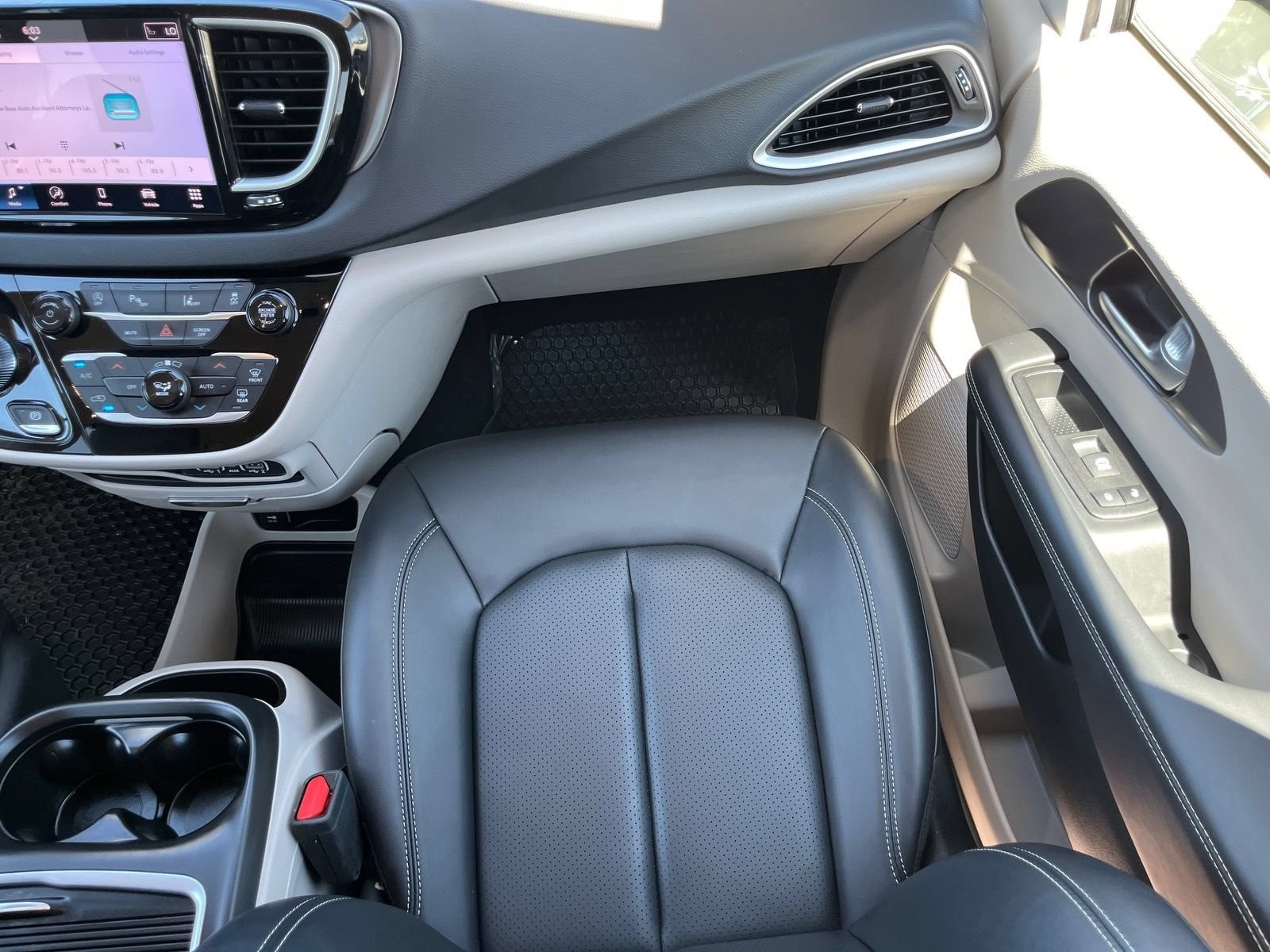 Used 2024 Chrysler Pacifica Touring-L FWD image 15
