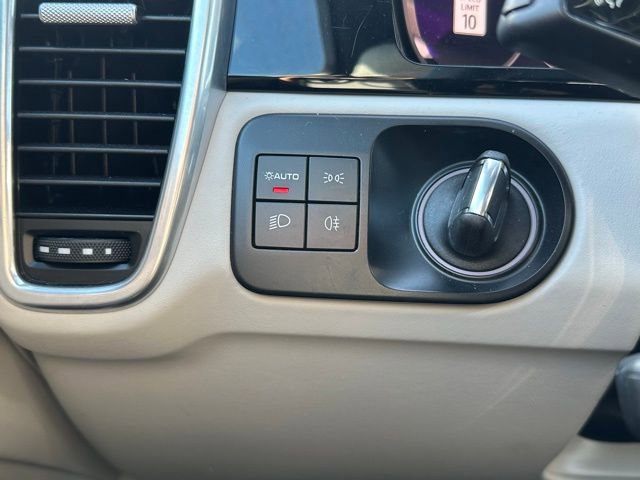 Used 2023 Porsche Cayenne S Platinum image 18