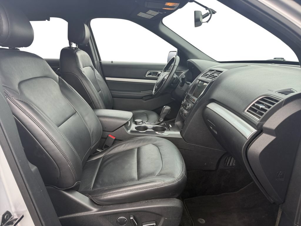 Used 2017 Ford Explorer XLT w/ Equipment Group 202A AWD/4WD image 15