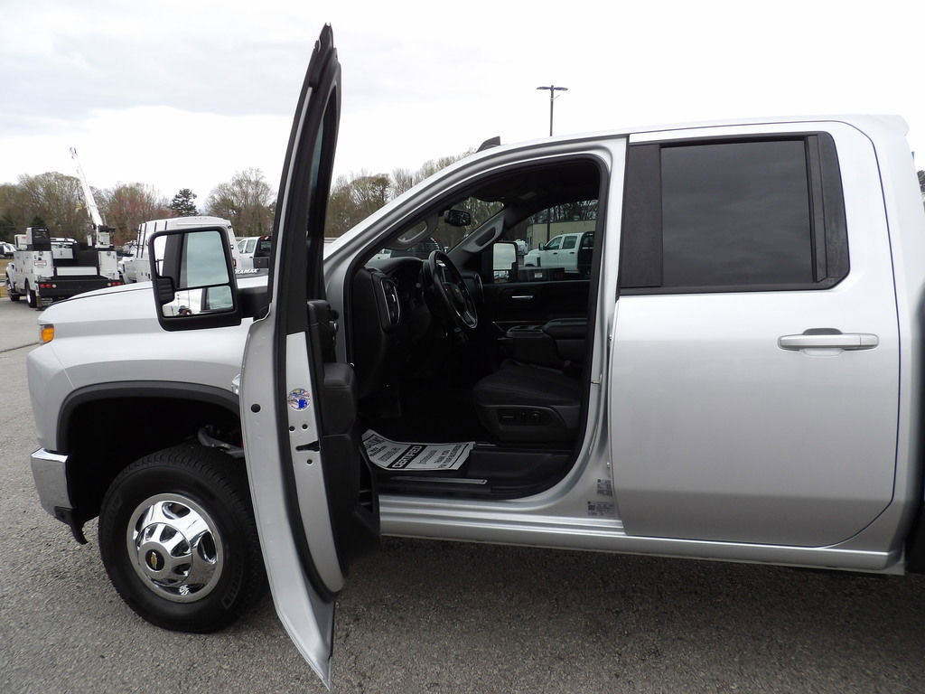 Used 2022 Chevrolet Silverado 3500 LT w/ Convenience Package AWD/4WD image 13