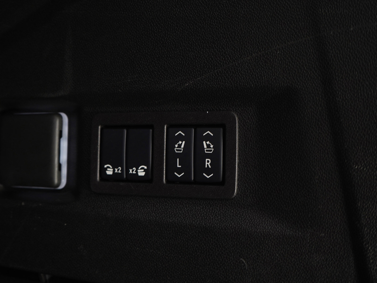 Used 2025 GMC Yukon Denali AWD/4WD image 22