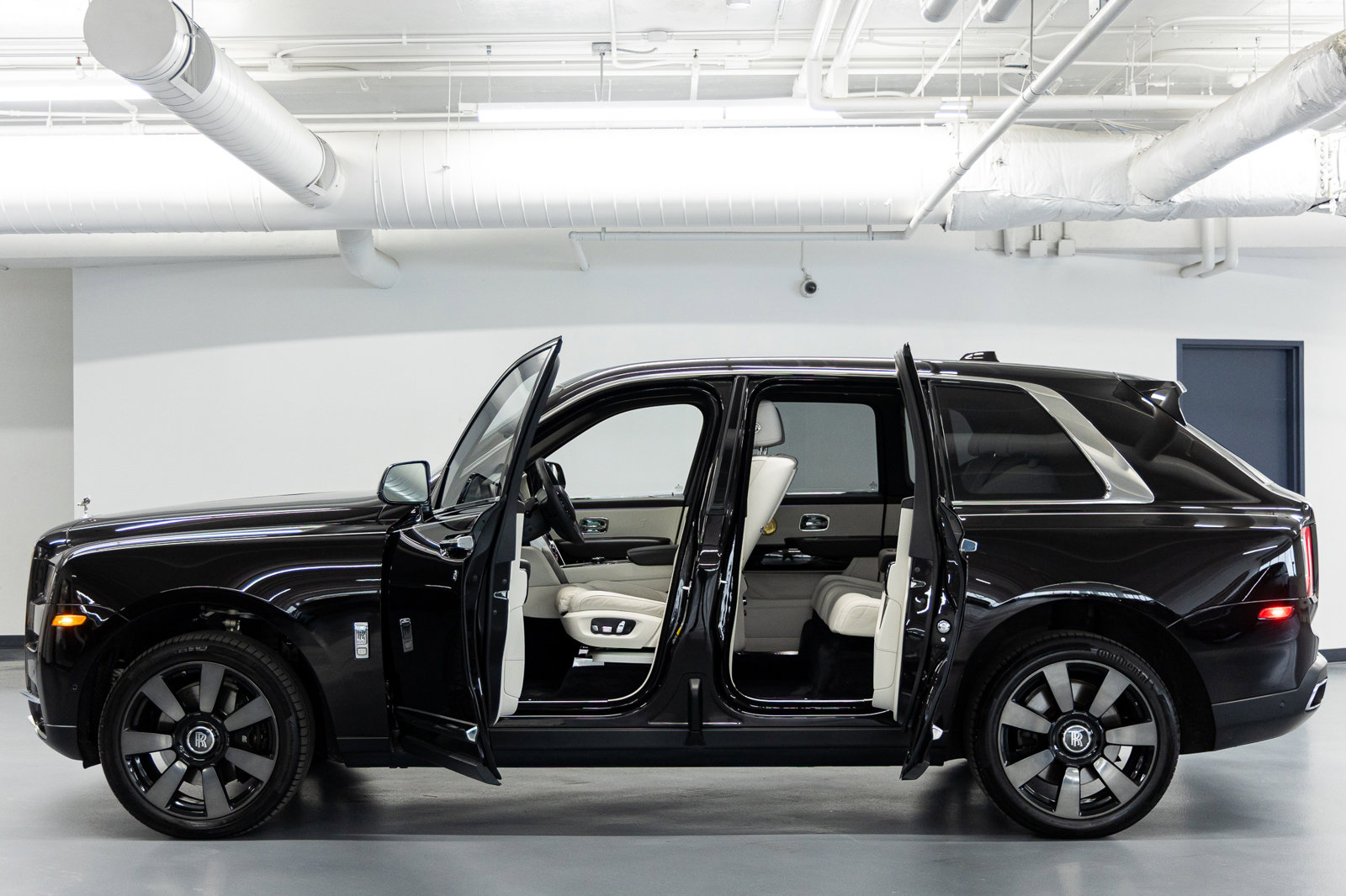 Certified 2023 Rolls-Royce Cullinan w/ Cullinan Package image 23