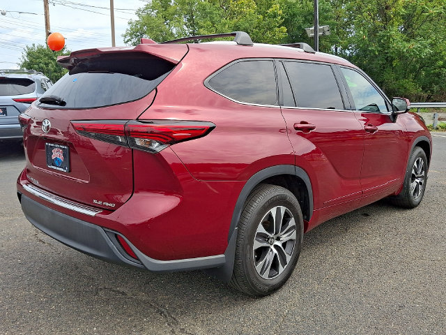 Used 2022 Toyota Highlander XLE AWD/4WD image 4