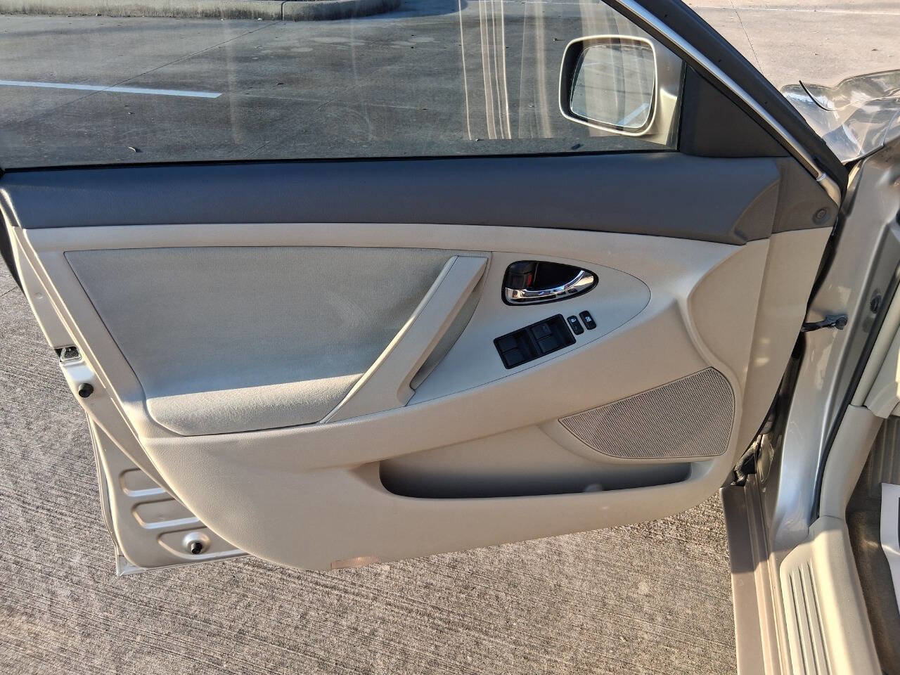 Used 2009 Toyota Camry LE FWD image 23