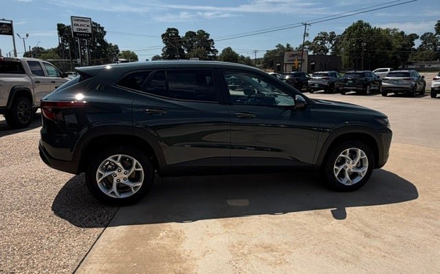 New 2026 Chevrolet Trax LS w/ LS Convenience Package FWD image 2