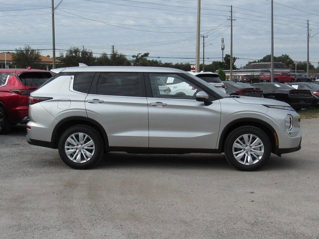 New 2026 Mitsubishi Outlander ES image 2