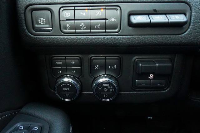 Used 2024 GMC Yukon Denali w/ Advanced Technology Package AWD/4WD image 13