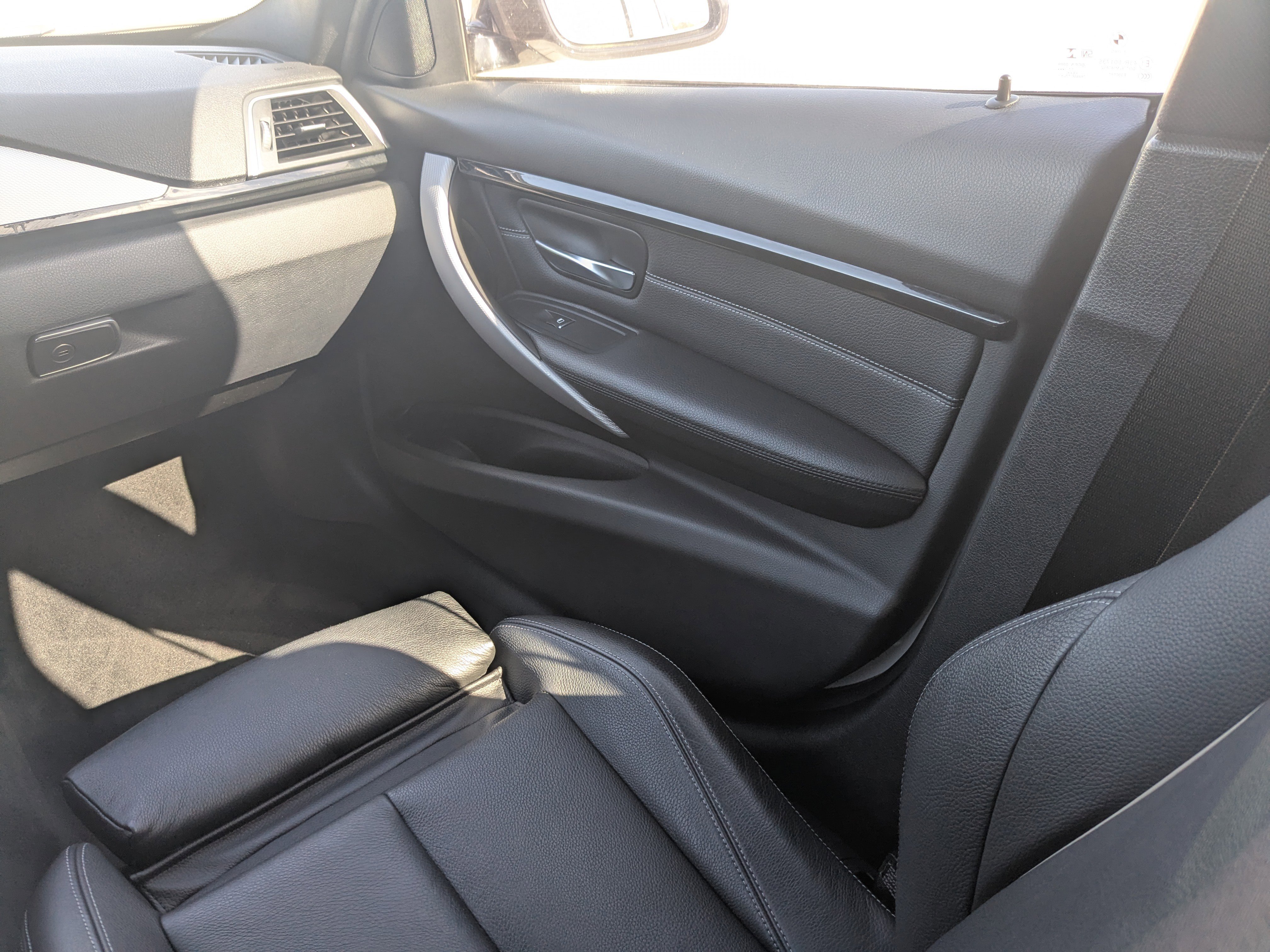 Used 2018 BMW 330i Sedan w/ M Sport Package image 18