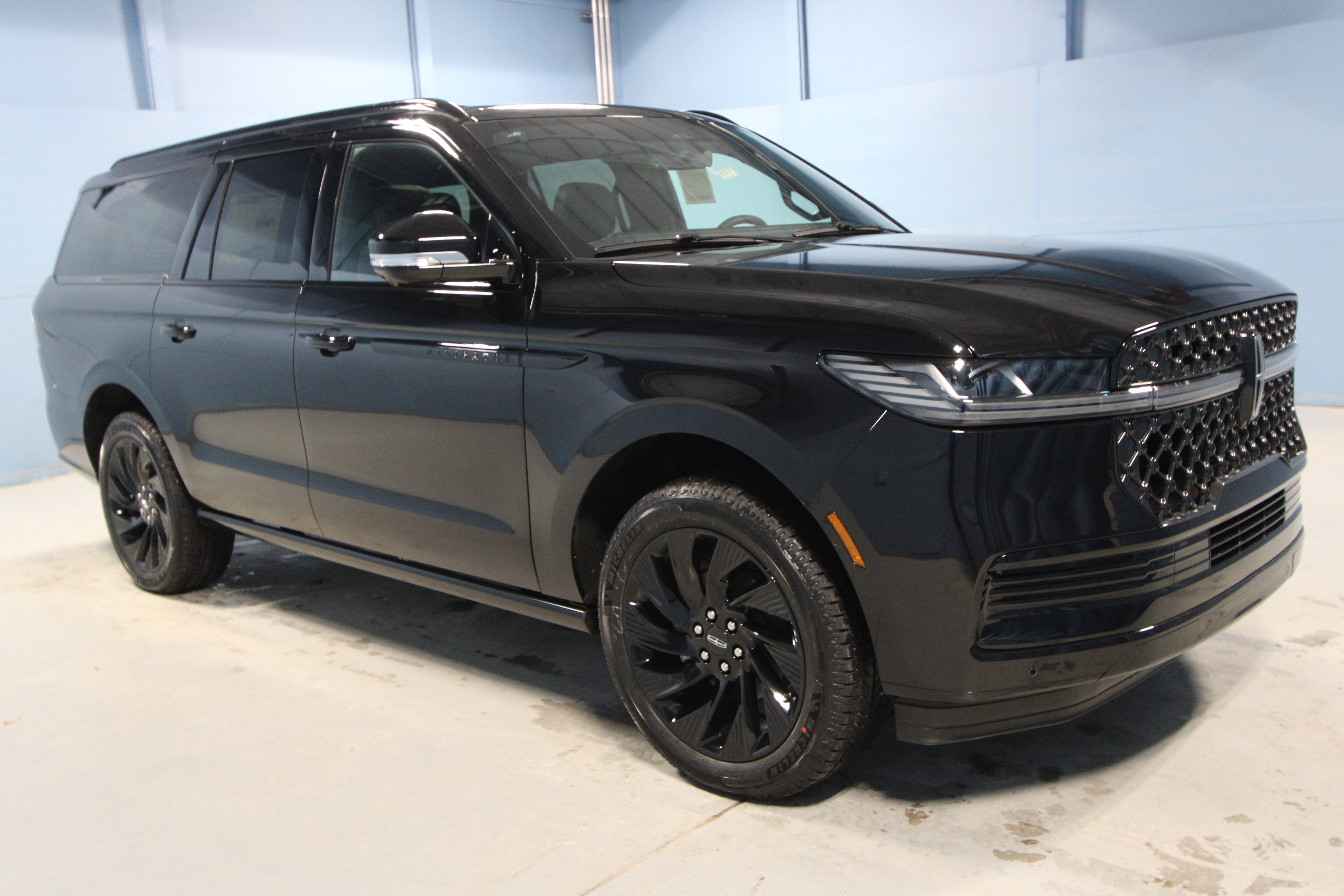 New 2026 Lincoln Navigator L Reserve w/ Jet Appearance Package