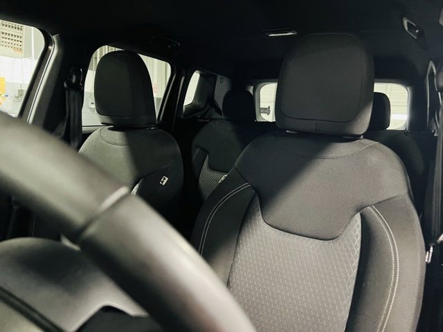 Used 2021 Jeep Renegade Latitude image 3