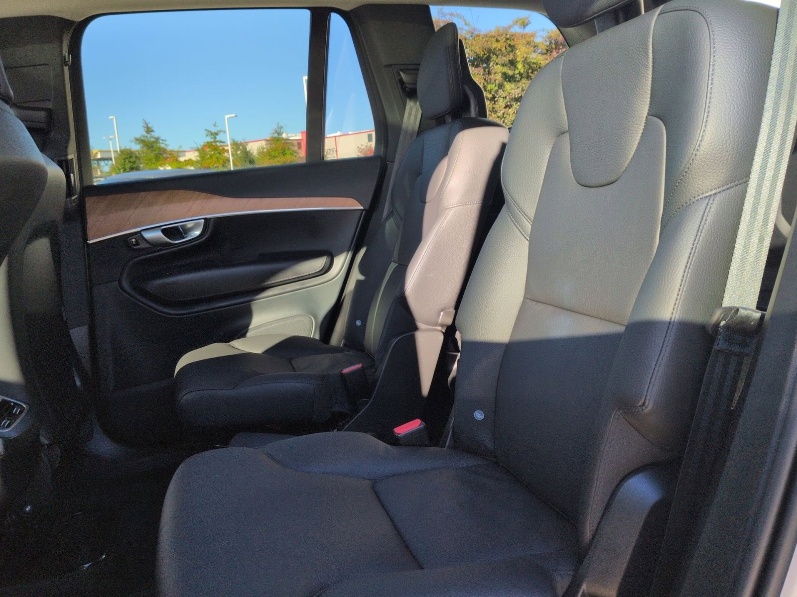 Used 2024 Volvo XC90 B6 Plus image 25