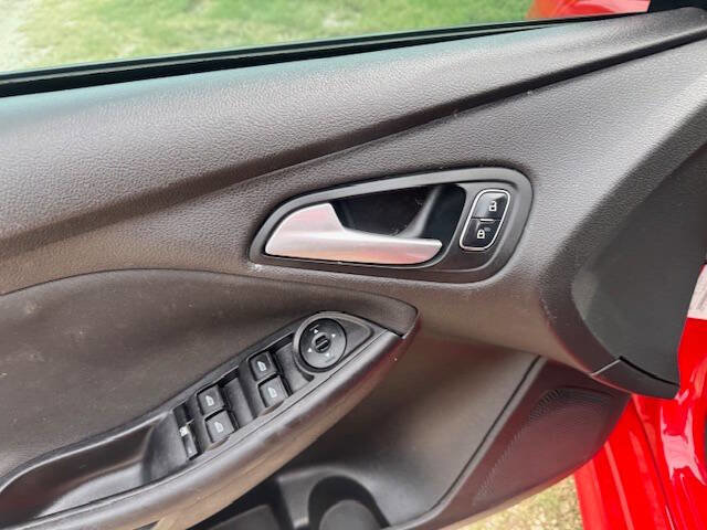 Used 2015 Ford Focus SE w/ SE Sport Package image 25
