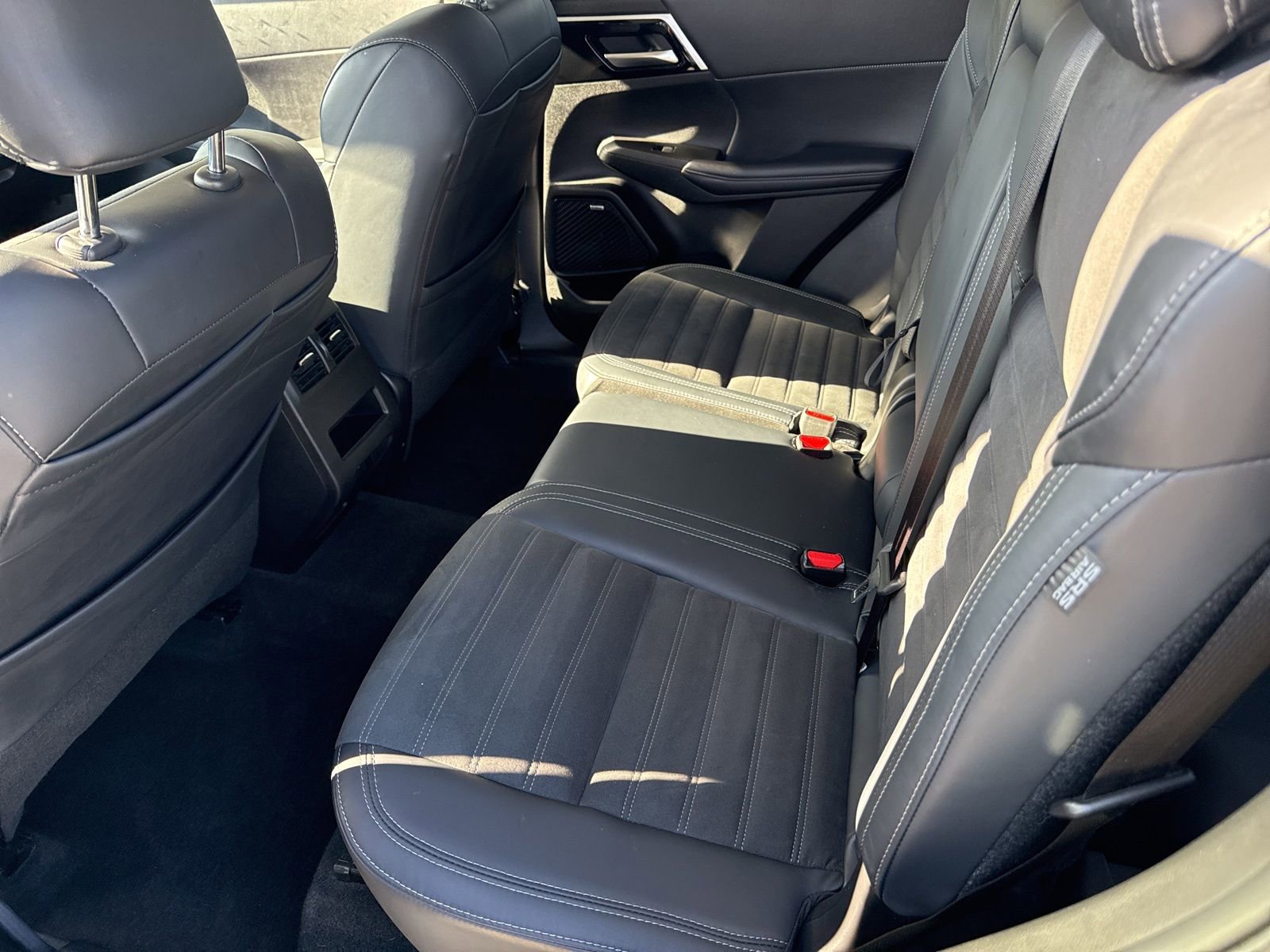 Used 2025 Mitsubishi Outlander SE image 13