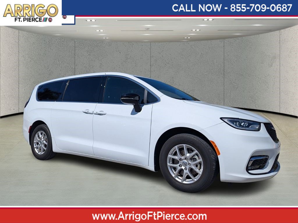 Used 2025 Chrysler Pacifica Select image 1