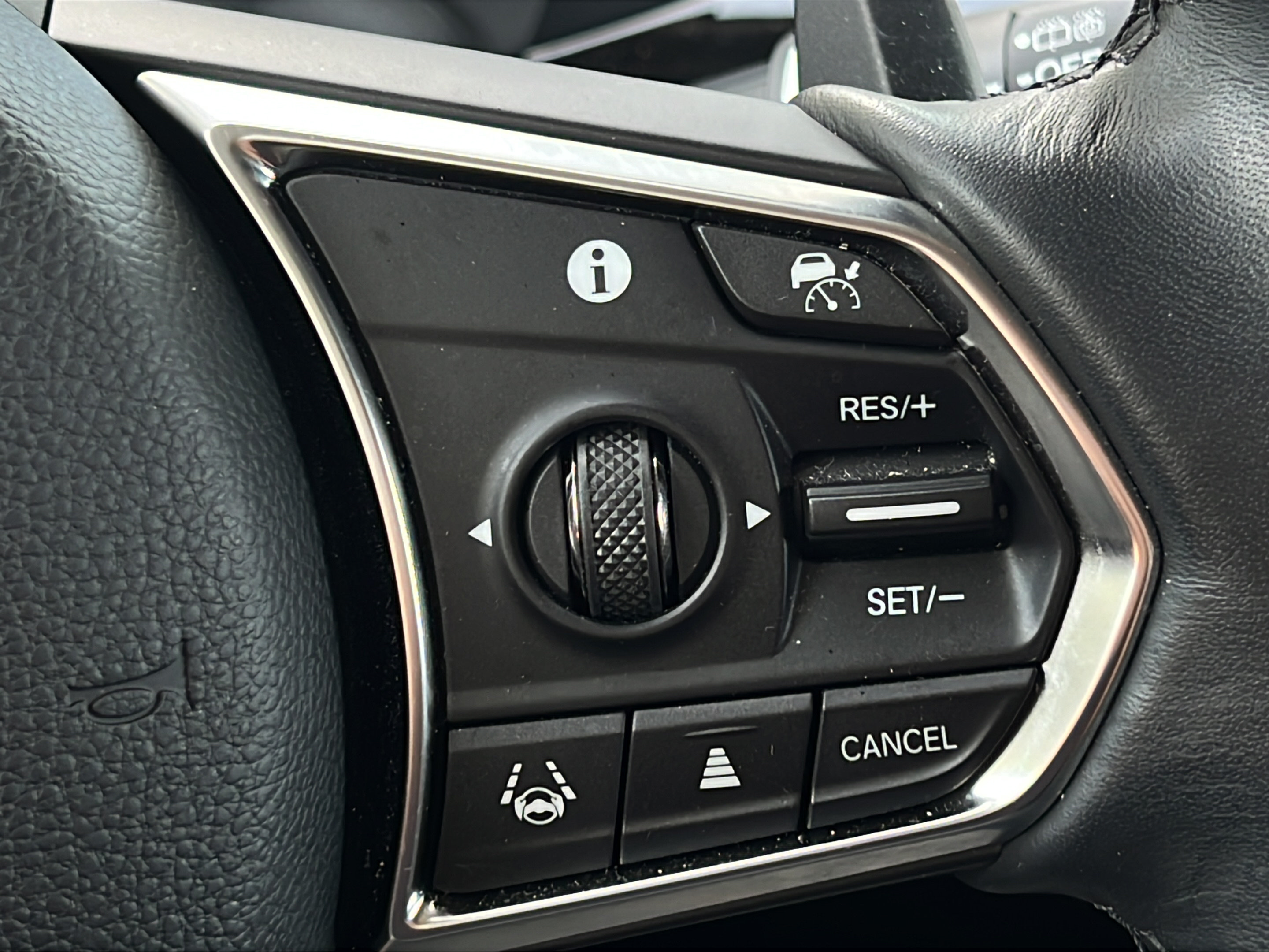 Used 2023 Acura MDX w/ Technology Package FWD image 25