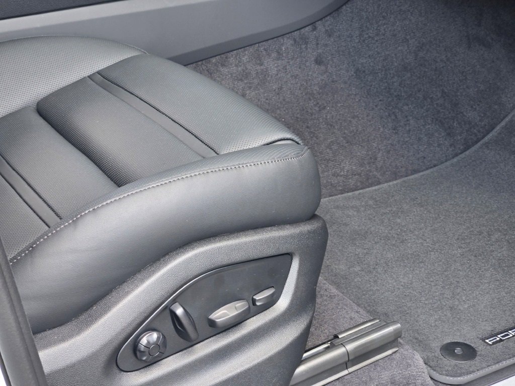 New 2026 Porsche Cayenne Coupe image 40