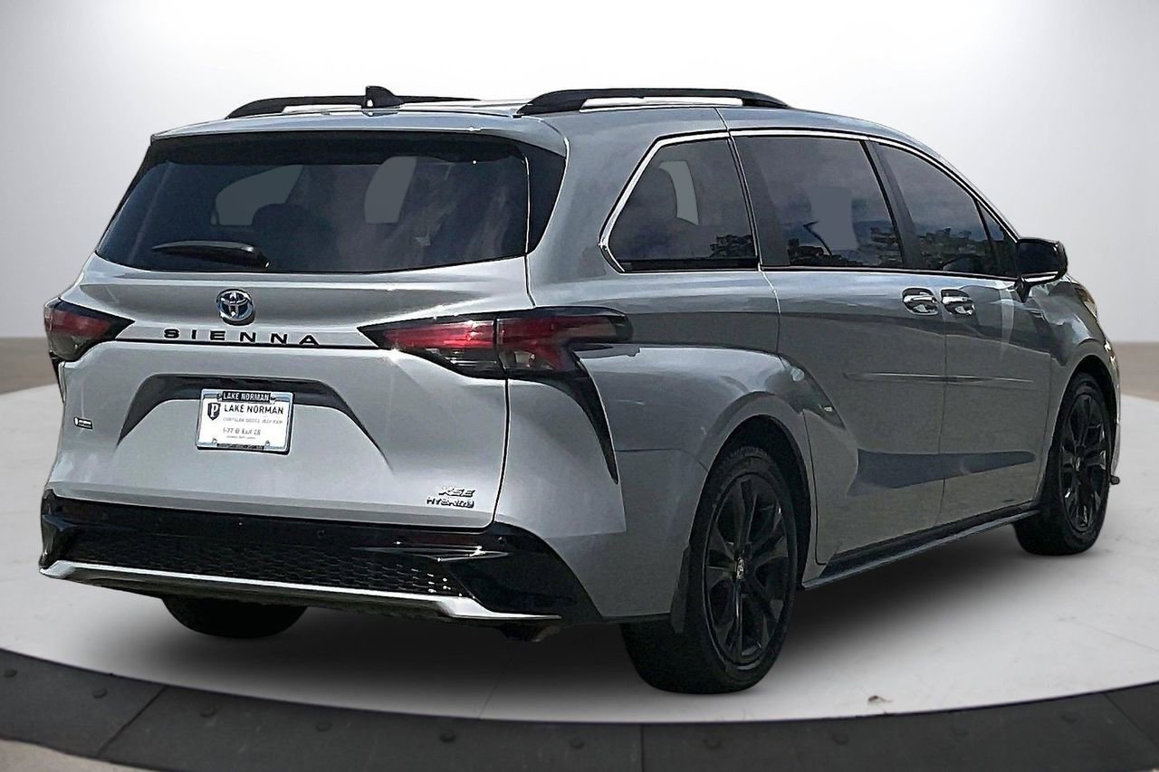 Used 2023 Toyota Sienna XSE image 9