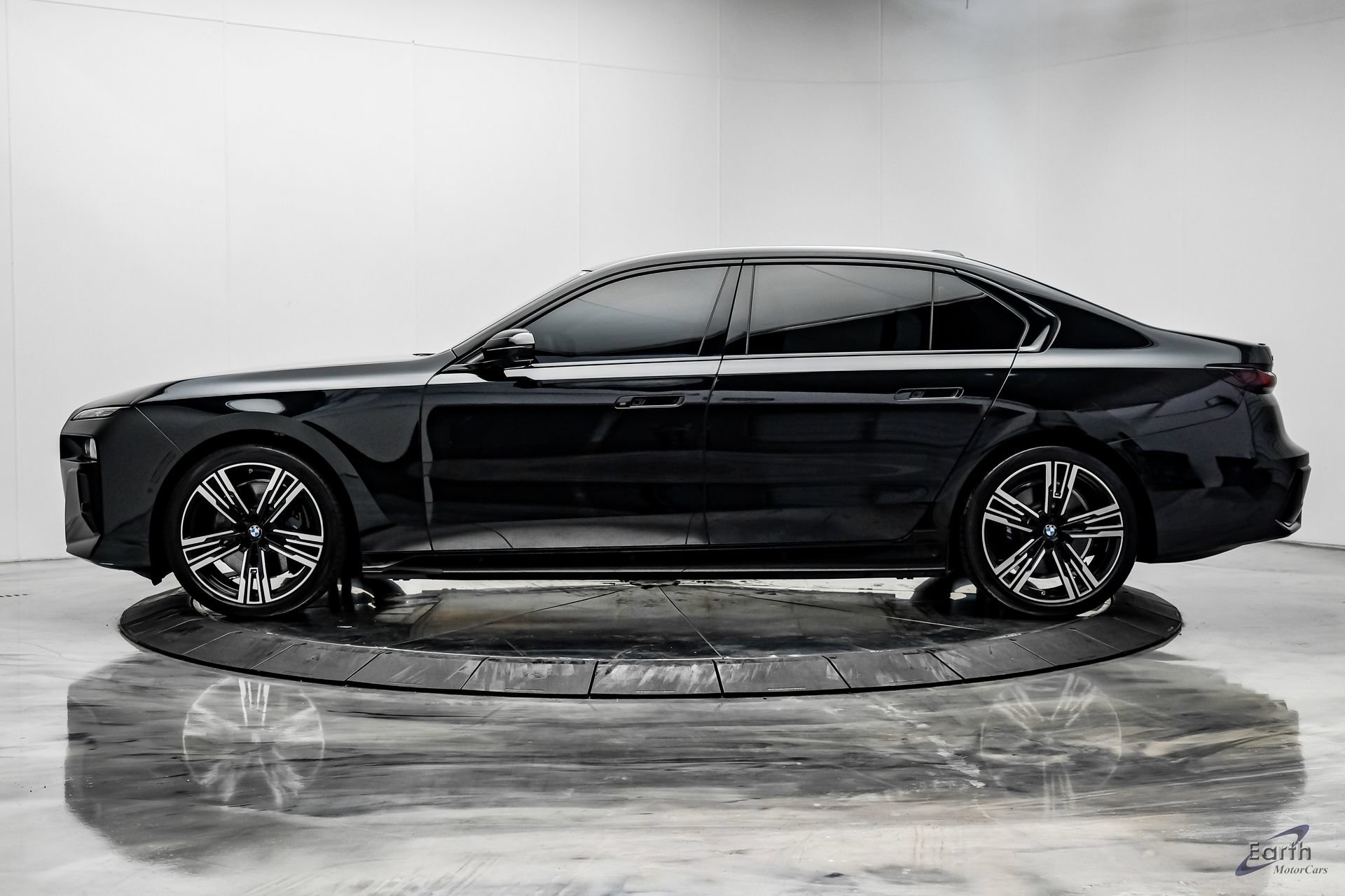 Used 2025 BMW i7 xDrive60 w/ Executive Package AWD/4WD image 7