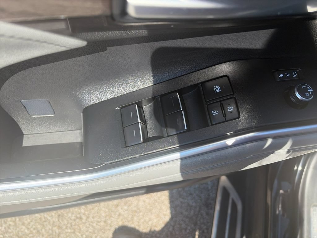 Used 2025 Toyota Highlander Platinum AWD/4WD image 13